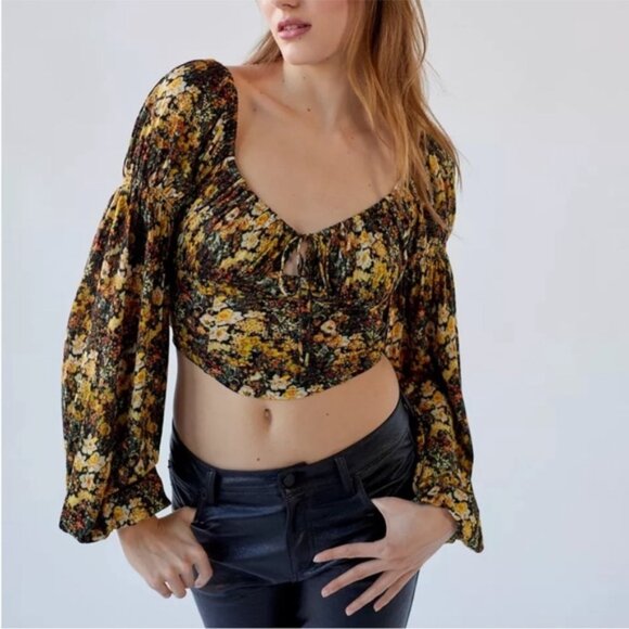 Urban Outfitters | Elowen Blouse Black Motif Floral Large Cropped Fall Autumn - Picture 1 of 8